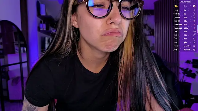 Snapshot of Saraa_Desiree chatting on March 30, 9:27 pm Saraa Desiree online show from March 30, 9:27 pm