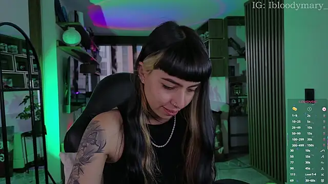 Snapshot of Saraa_Desiree chatting on May 28, 10:18 pm Saraa Desiree online show from May 28, 10:18 pm