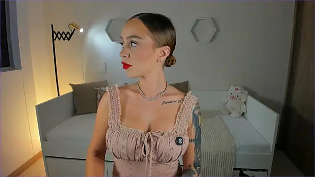 Snapshot of ValentinaMilann chatting on February 17, 11:22 pm ValentinaMilann online show from February 17, 11:22 pm