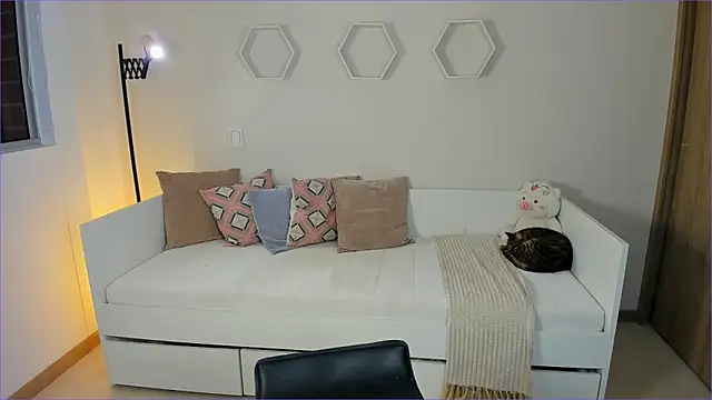 Snapshot of ValentinaMilann chatting on March 21, 1:54 am ValentinaMilann online show from March 21, 1:54 am