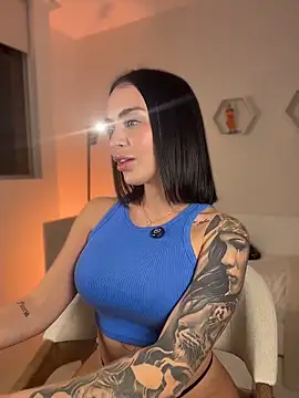 Snapshot of ValentinaMilann chatting on April 13, 11:43 pm ValentinaMilann online show from April 13, 11:43 pm