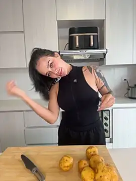 Snapshot of ValentinaMilann chatting on May 2, 7:30 pm ValentinaMilann online show from May 2, 7:30 pm