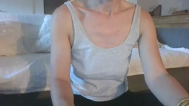 Snapshot of Valentinette chatting on April 21, 5:25 am Valentinette online show from April 21, 5:25 am