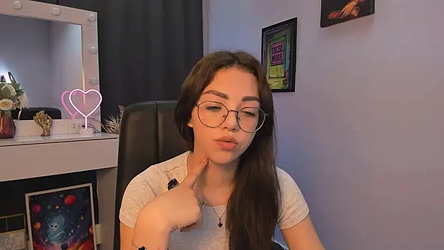 kiki swan online show from March 16, 11:05 am