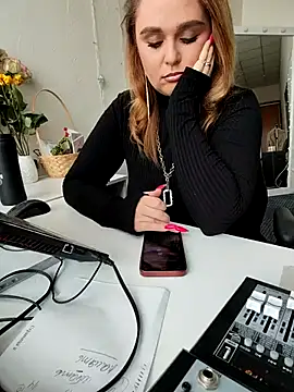 Snapshot of Juicy_PeachLux chatting on March 12, 10:37 am Juicy PeachLux online show from March 12, 10:37 am