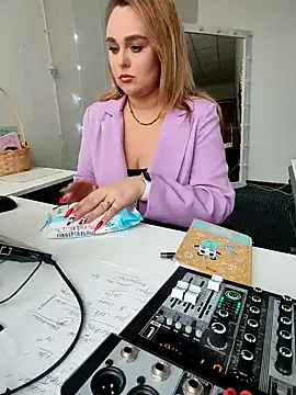 Snapshot of Juicy_PeachLux chatting on March 14, 7:48 am Juicy PeachLux online show from March 14, 7:48 am