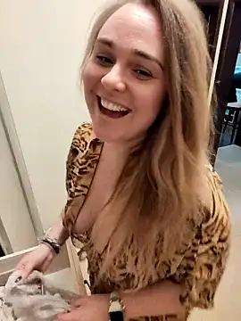 Snapshot of Juicy_PeachLux chatting on October 10, 9:19 am Juicy PeachLux online show from October 10, 9:19 am