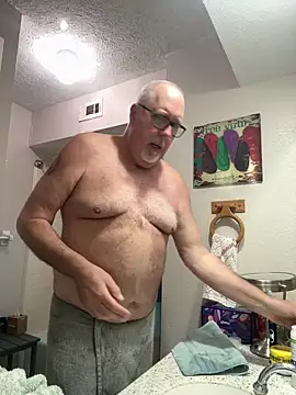 Snapshot of superbearboss chatting on March 8, 9:07 pm superbearboss online show from March 8, 9:07 pm