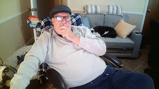 Snapshot of superbearboss chatting on March 16, 8:02 pm superbearboss online show from March 16, 8:02 pm