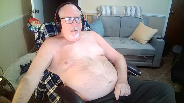 Snapshot of superbearboss chatting on March 18, 4:21 pm superbearboss online show from March 18, 4:21 pm