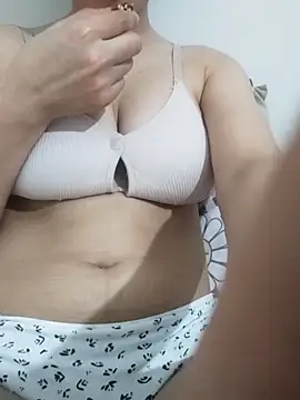 saraaxx1 online show from June 8, 3:45 pm
