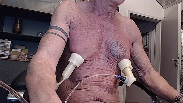 Snapshot of munichrubber chatting on December 22, 6:27 pm munichrubber online show from December 22, 6:27 pm