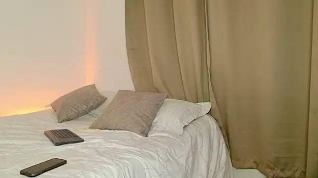 isahilton1 online show from March 16, 12:01 am