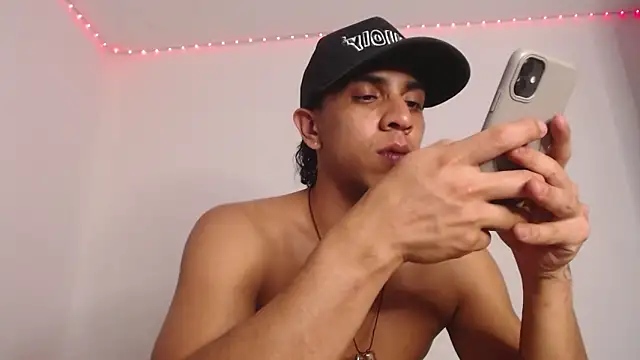 Monkey uchiha777 online show from February 6, 2:38 am