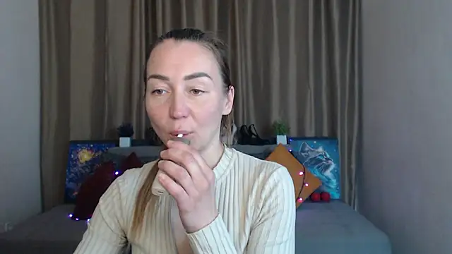 Snapshot of Kiss_julli88I chatting on March 18, 9:32 pm Kiss julli88I online show from March 18, 9:32 pm