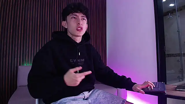 troy rouge online show from November 4, 7:13 pm