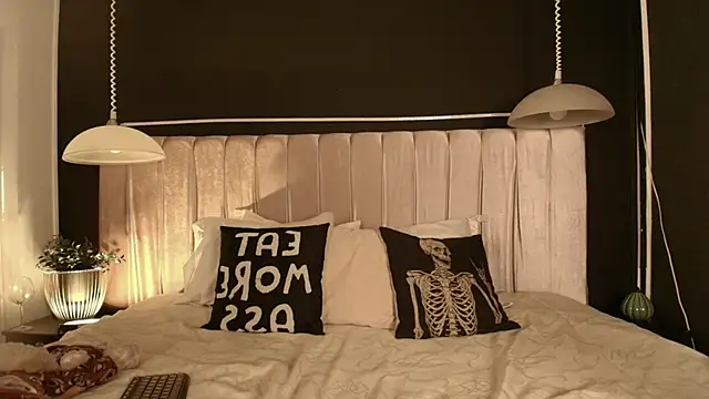 Zhally Dee online show from November 10, 7:46 pm