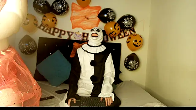 Snapshot of Kymberlyandlucas2 chatting on October 9, 4:43 am Kymberlyandlucas2 online show from October 9, 4:43 am