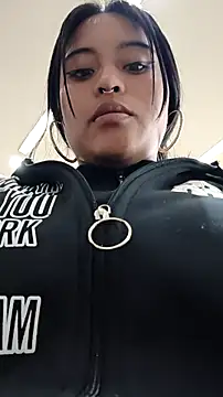 Snapshot of bella_warzon chatting on February 17, 3:40 pm bella warzon online show from February 17, 3:40 pm