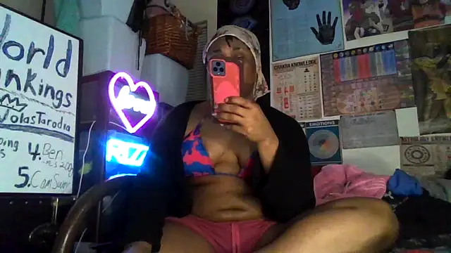 Snapshot of GardeniaFields chatting on September 21, 7:54 am GardeniaFields online show from September 21, 7:54 am