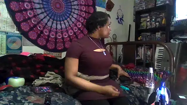 Snapshot of GardeniaFields chatting on November 28, 5:43 am GardeniaFields online show from November 28, 5:43 am