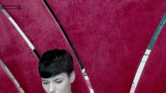 Snapshot of Roxxy_Rouge chatting on October 25, 4:35 pm Roxxy Rouge online show from October 25, 4:35 pm