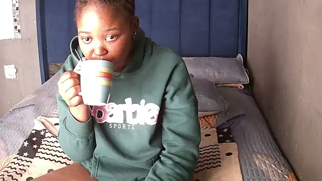 Snapshot of SexyShybarbie chatting on April 1, 5:41 am SexyShybarbie online show from April 1, 5:41 am