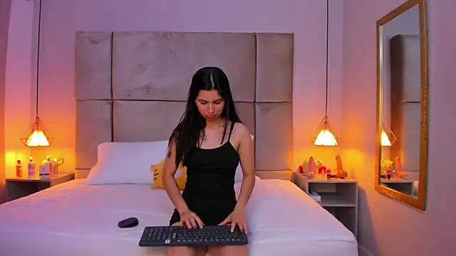 lucianasmith  online show from September 27, 12:43 pm