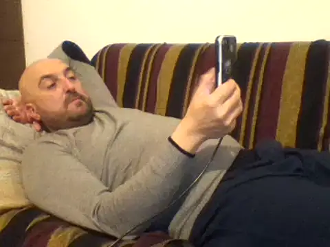 Snapshot of maxxxio12 chatting on March 21, 7:35 pm maxxxio12 online show from March 21, 7:35 pm