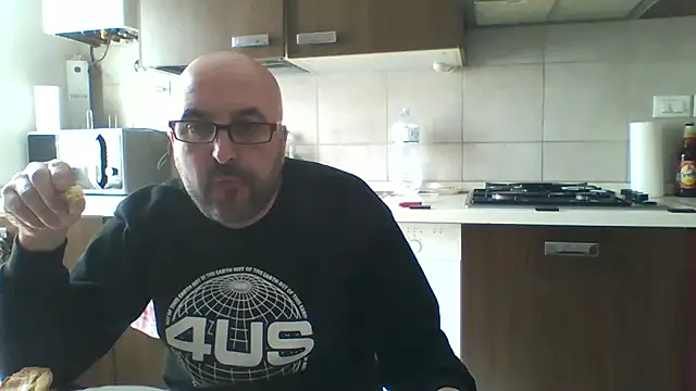 Snapshot of maxxxio12 chatting on March 14, 12:21 pm maxxxio12 online show from March 14, 12:21 pm