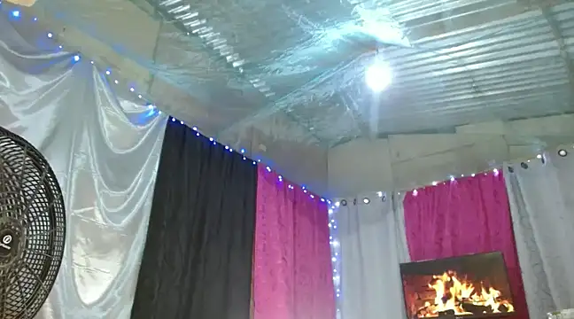 Snapshot of Hidden_Fantasies chatting on March 13, 12:27 am Hidden Fantasies online show from March 13, 12:27 am