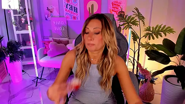 SarahAlluring online show from September 22, 1:35 pm