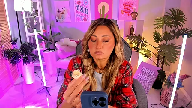 SarahAlluring online show from September 25, 12:31 pm