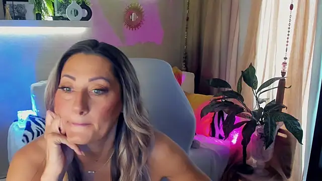 SarahAlluring online show from June 7, 7:45 am