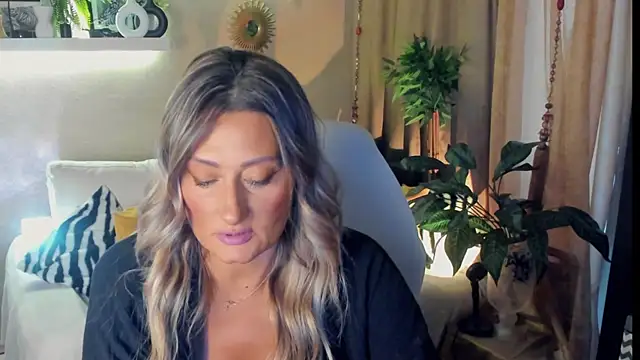 Snapshot of SarahAlluring chatting on July 17, 1:51 pm SarahAlluring online show from July 17, 1:51 pm