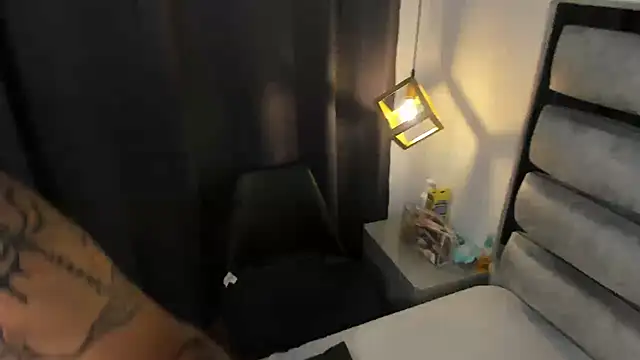 Snapshot of valery_and_Dani_ chatting on November 22, 8:08 pm valery and Dani online show from November 22, 8:08 pm