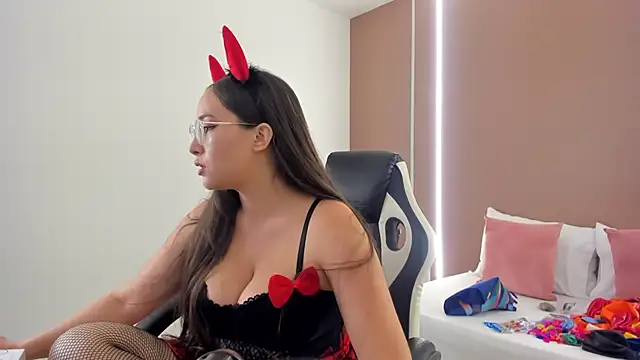 Snapshot of sophia_martinezz_ chatting on October 17, 7:49 pm sophia martinezz online show from October 17, 7:49 pm