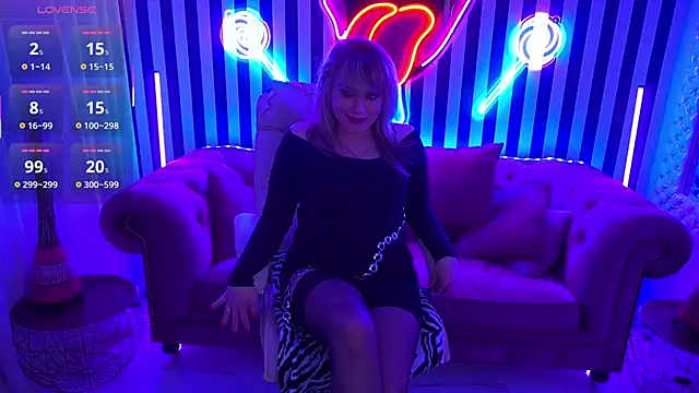 Snapshot of CandyLadyyy chatting on April 19, 8:55 pm CandyLadyyy online show from April 19, 8:55 pm