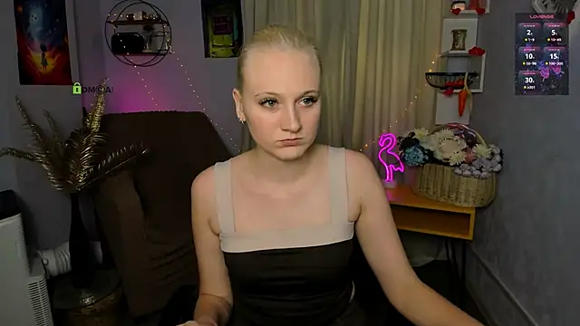 madam uliis online show from May 28, 1:41 pm