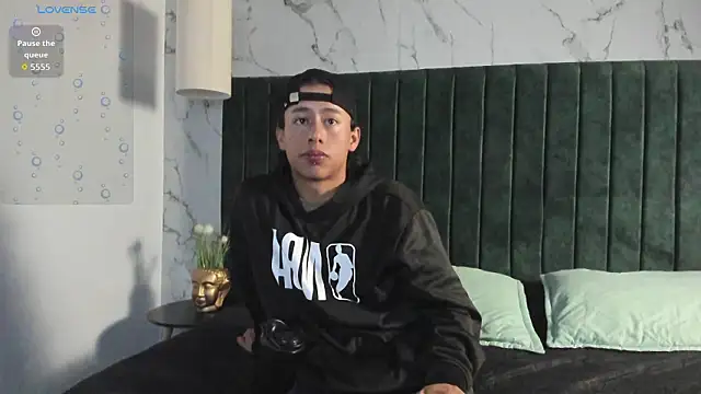 labrinthteasing online show from February 1, 1:31 pm