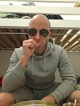 svenpfeifer online show from May 17, 3:04 am