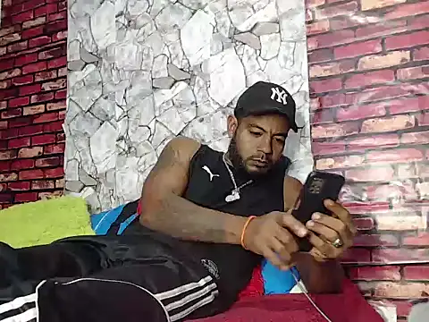 BladeFoxxx1 online show from June 14, 4:25 am