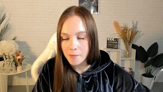 Snapshot of LoisCubitt chatting on March 13, 3:06 pm LoisCubitt online show from March 13, 3:06 pm