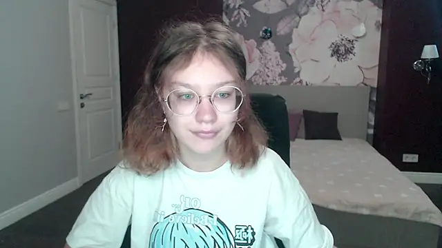 AngelinaLow online show from March 18, 6:25 am