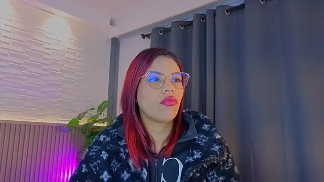 Snapshot of TiffanyWalk chatting on October 9, 10:35 am TiffanyWalk online show from October 9, 10:35 am