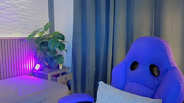 Snapshot of TiffanyWalk chatting on October 10, 10:47 am TiffanyWalk online show from October 10, 10:47 am