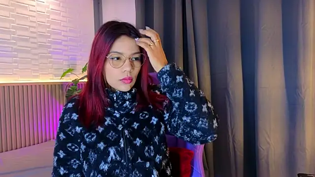 Snapshot of TiffanyWalk chatting on November 15, 10:45 am TiffanyWalk online show from November 15, 10:45 am