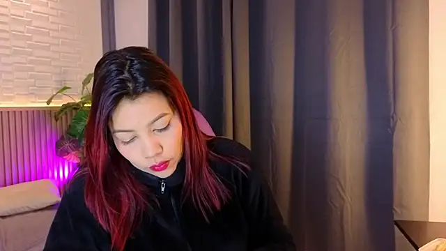 Snapshot of TiffanyWalk chatting on December 2, 10:53 am TiffanyWalk online show from December 2, 10:53 am