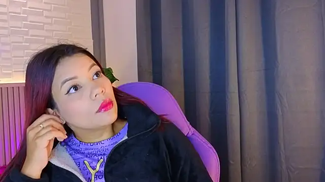 Snapshot of TiffanyWalk chatting on December 4, 11:52 am TiffanyWalk online show from December 4, 11:52 am