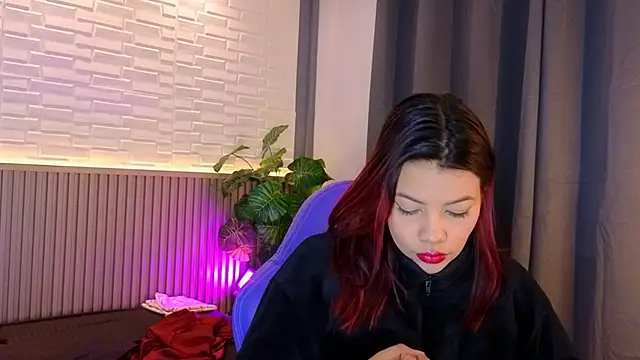 Snapshot of TiffanyWalk chatting on December 5, 10:35 am TiffanyWalk online show from December 5, 10:35 am